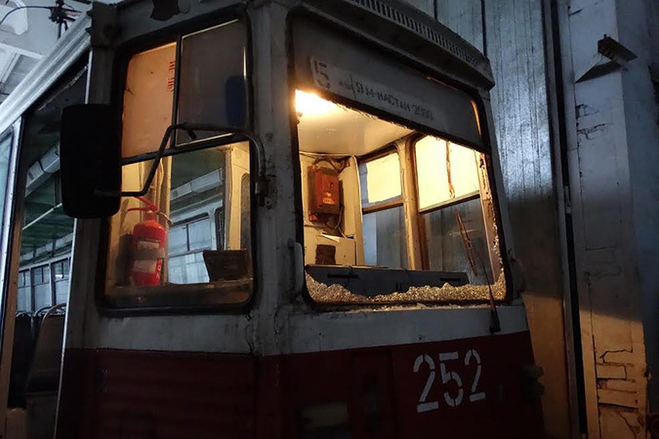 Обстрел трамвая. Пневматический трамвай. Обстрел трамвайного депо Харьков возле метро спортивная. Вагоновожатая трамвая.
